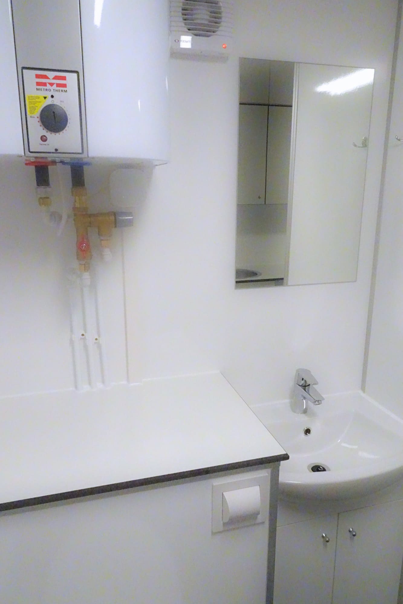 TYPE 660: Slaapwagen - bed 2 personen - 1 slaapkamer met schuifdeur - keuken - 1 douche - 1 toilet2