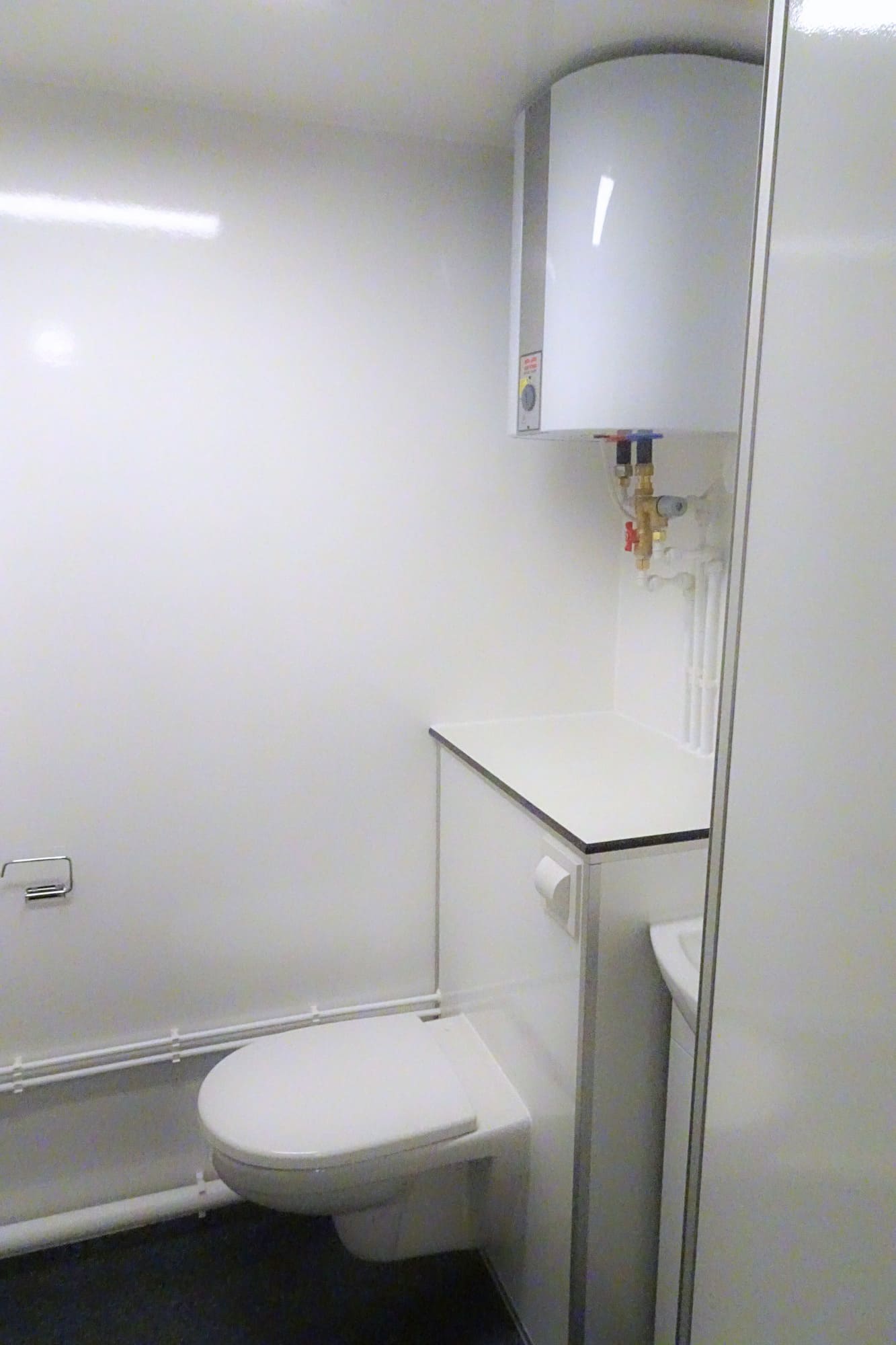 TYPE 660: Slaapwagen - bed 2 personen - 1 slaapkamer met schuifdeur - keuken - 1 douche - 1 toilet3