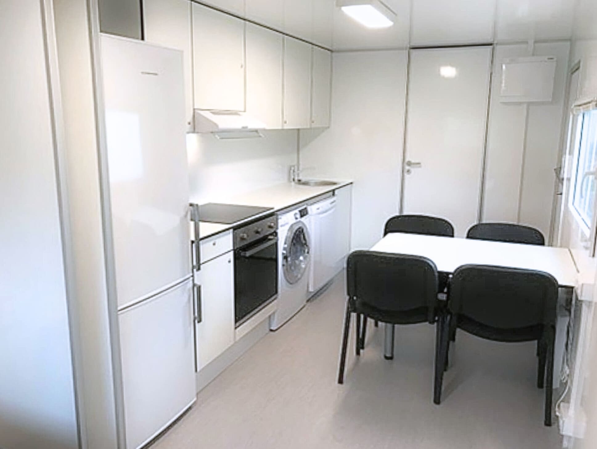 TYPE 660: Slaapwagen - bed 2 personen - 1 slaapkamer met schuifdeur - keuken - 1 douche - 1 toilet4