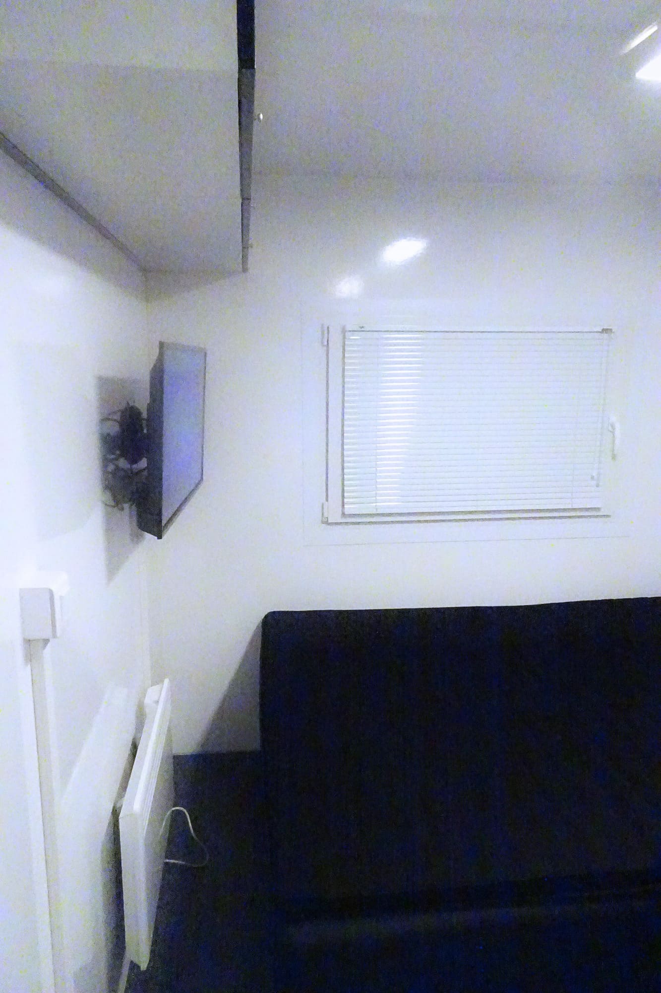 TYPE 660: Slaapwagen - bed 2 personen - 1 slaapkamer met schuifdeur - keuken - 1 douche - 1 toilet6