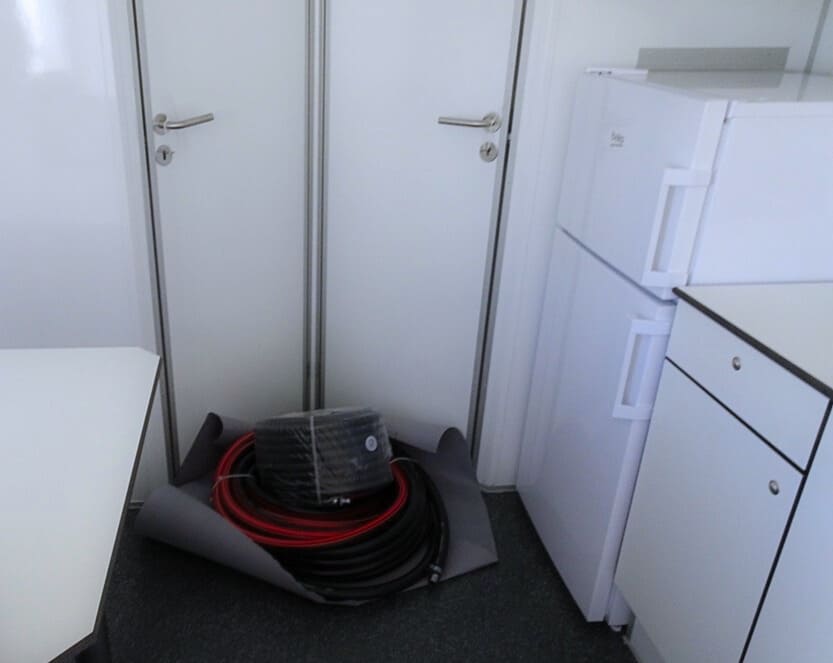 TYPE 660: Slaapwagen - bed 2 personen - 2 slaapkamers met schuifdeur - keuken - 1 douche - 1 toilet3