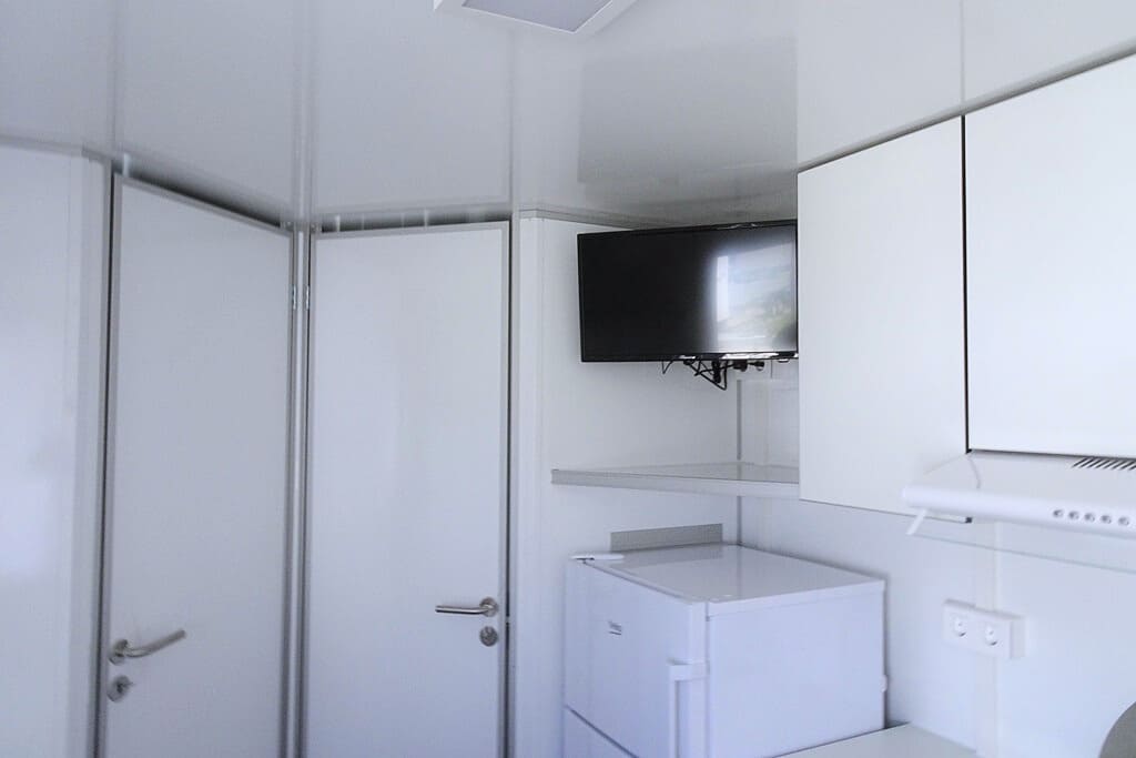 TYPE 660: Slaapwagen - bed 2 personen - 2 slaapkamers met schuifdeur - keuken - 1 douche - 1 toilet4