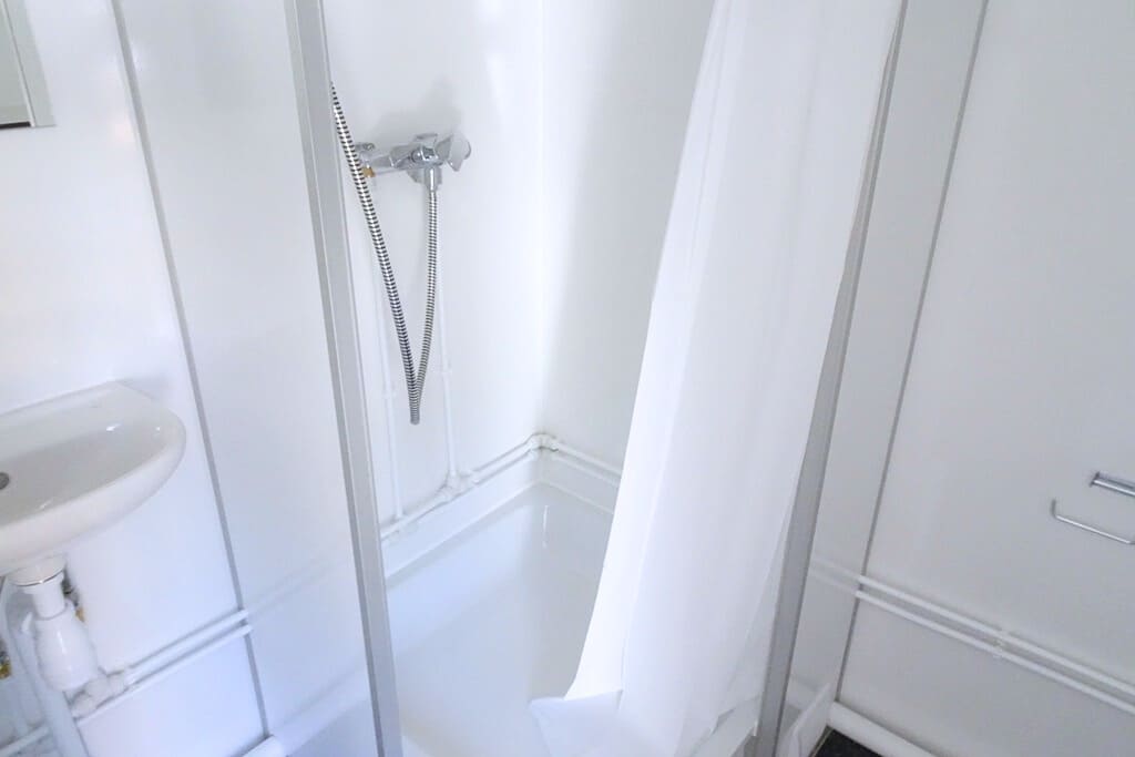 TYPE 660: Slaapwagen - bed 2 personen - 2 slaapkamers met schuifdeur - keuken - 1 douche - 1 toilet8