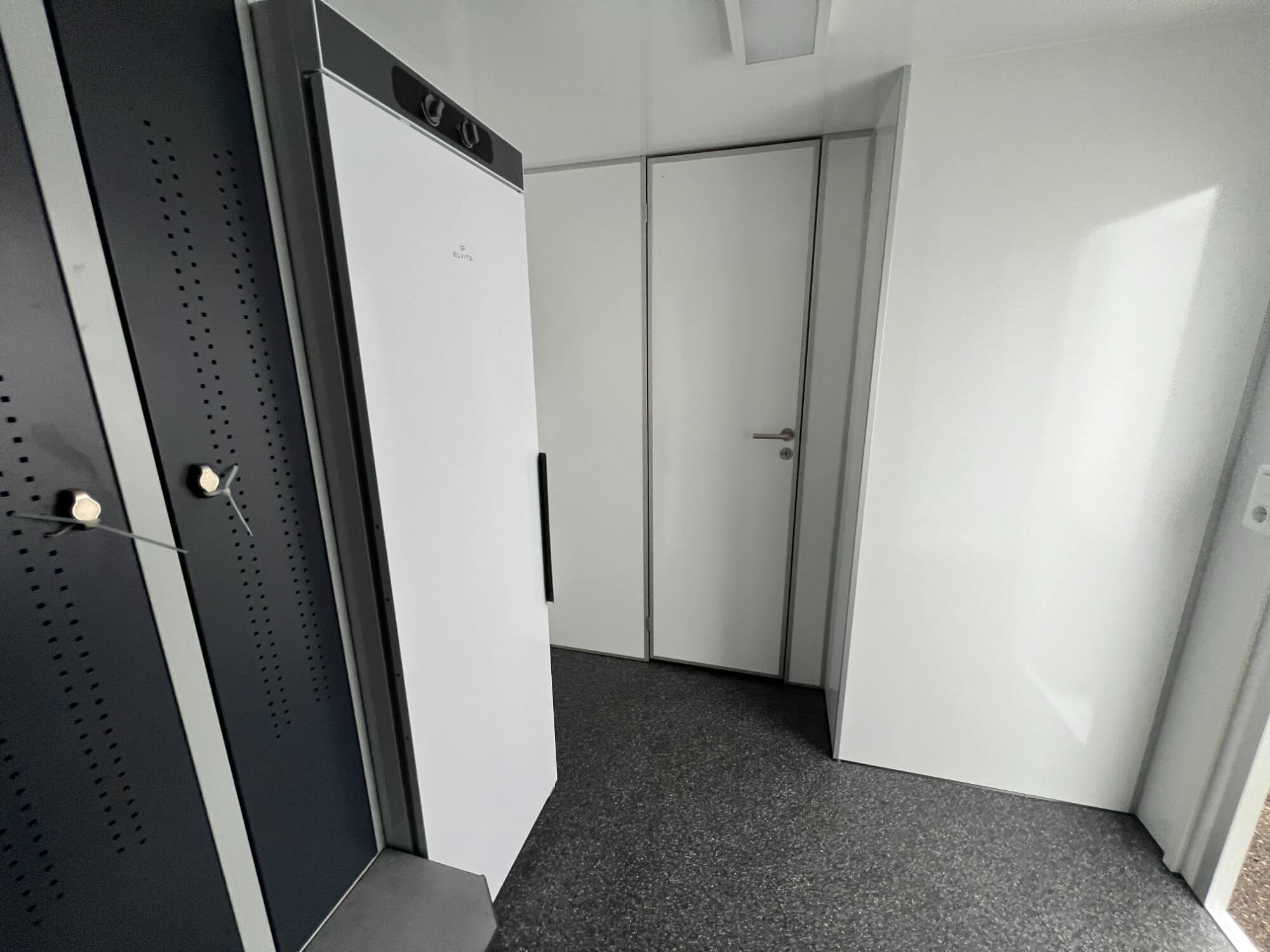 TYPE 727: Crewtrailer - 6 personen - kleedkamer - 1 douche - 1 toillet - maalpomp2