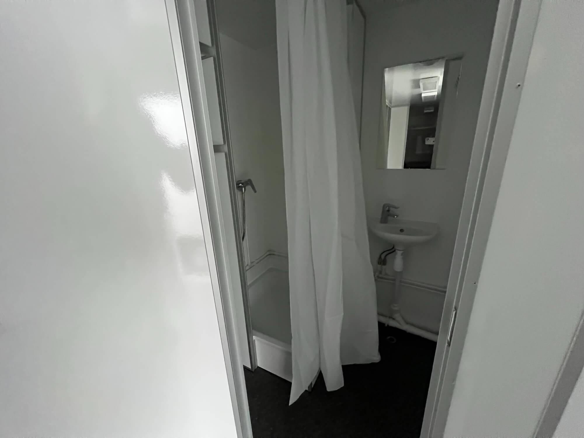 TYPE 727: Crewtrailer - 6 personen - kleedkamer - 1 douche - 1 toillet - maalpomp4