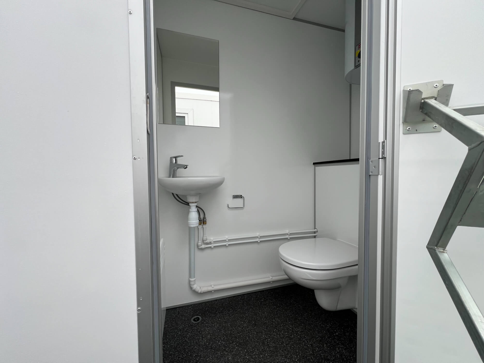 TYPE 727: Crewtrailer - 6 personen - kleedkamer - 1 douche - 1 toillet - maalpomp5