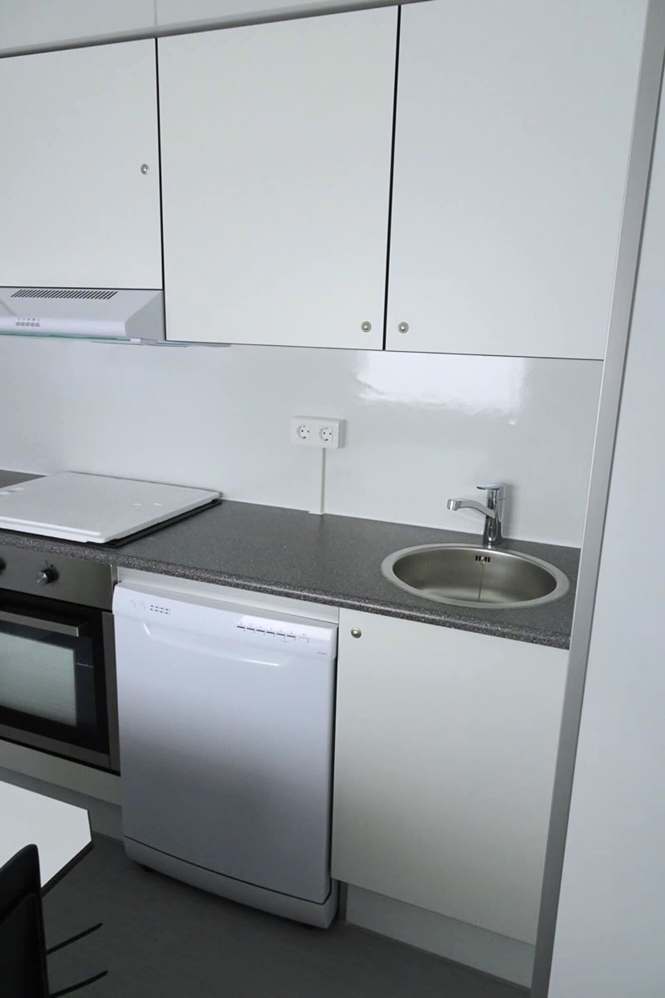 TYPE 733: Slaapwagen - bed 2 tot 4 personen - 2 slaapkamers met schuifdeur - keuken - 1 douche - 1 toilet2