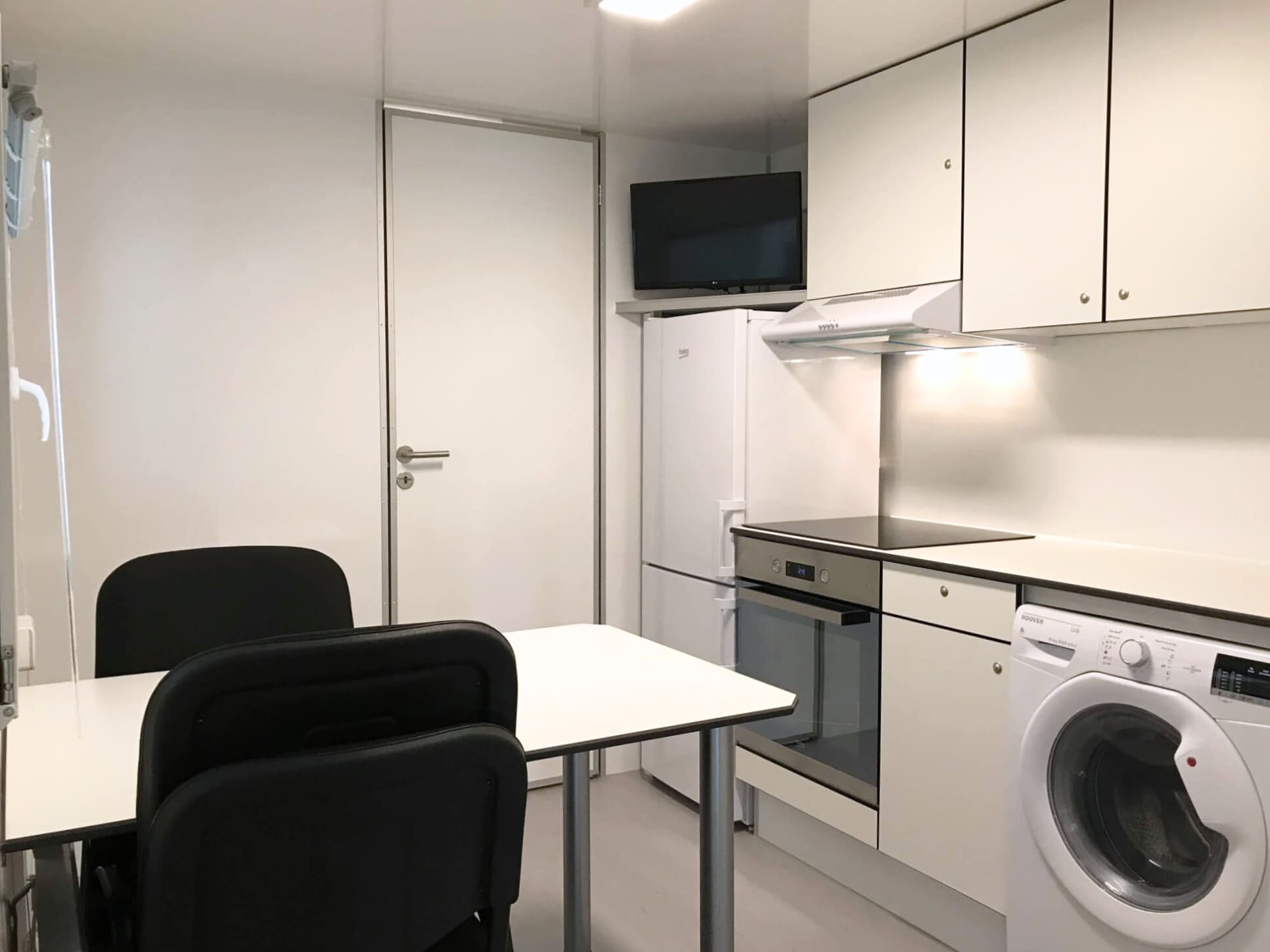 TYPE 733: Slaapwagen - bed 2 tot 4 personen - 2 slaapkamers met schuifdeur - keuken - 1 douche - 1 toilet3