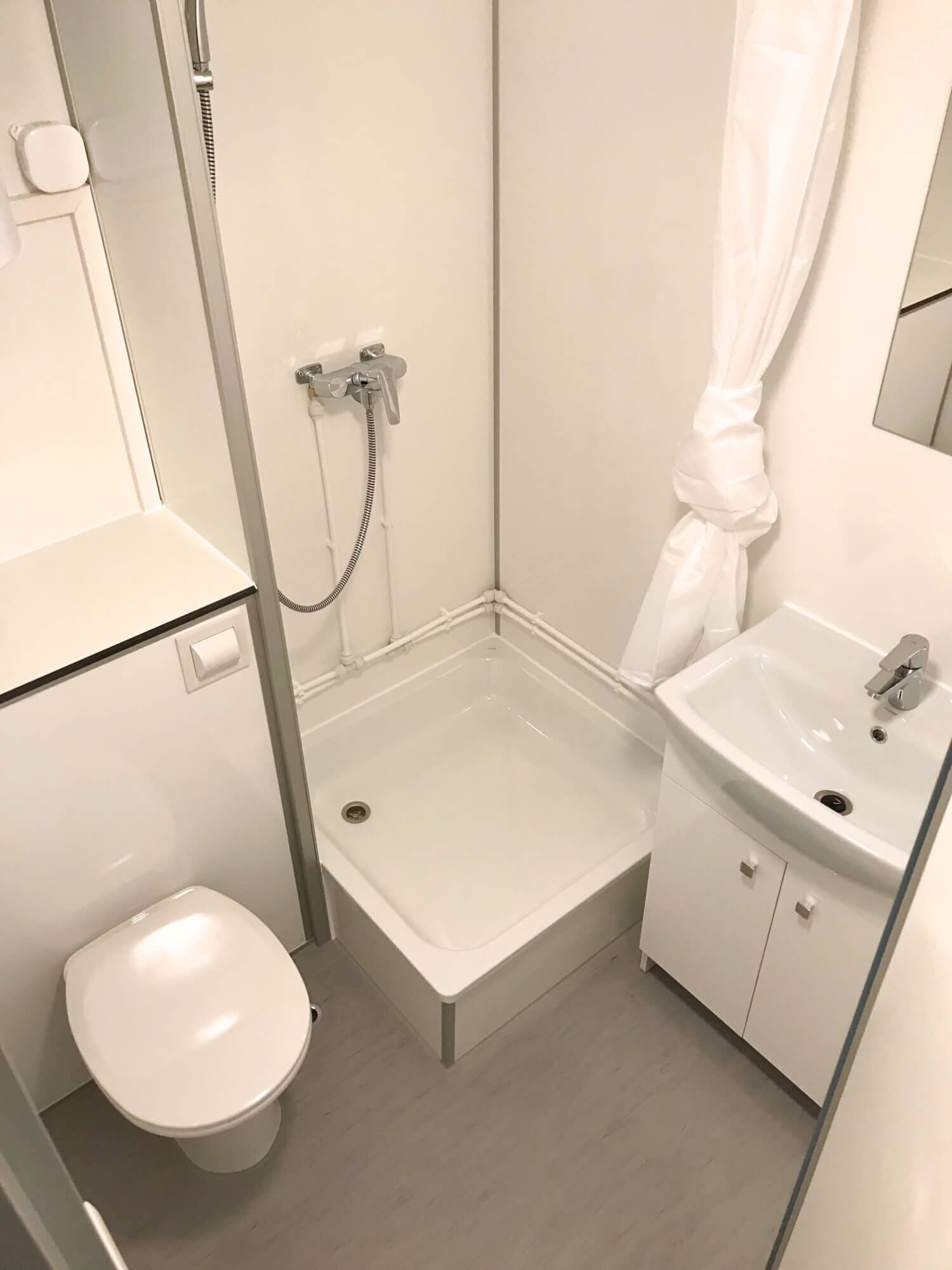 TYPE 733: Slaapwagen - bed 2 tot 4 personen - 2 slaapkamers met schuifdeur - keuken - 1 douche - 1 toilet4