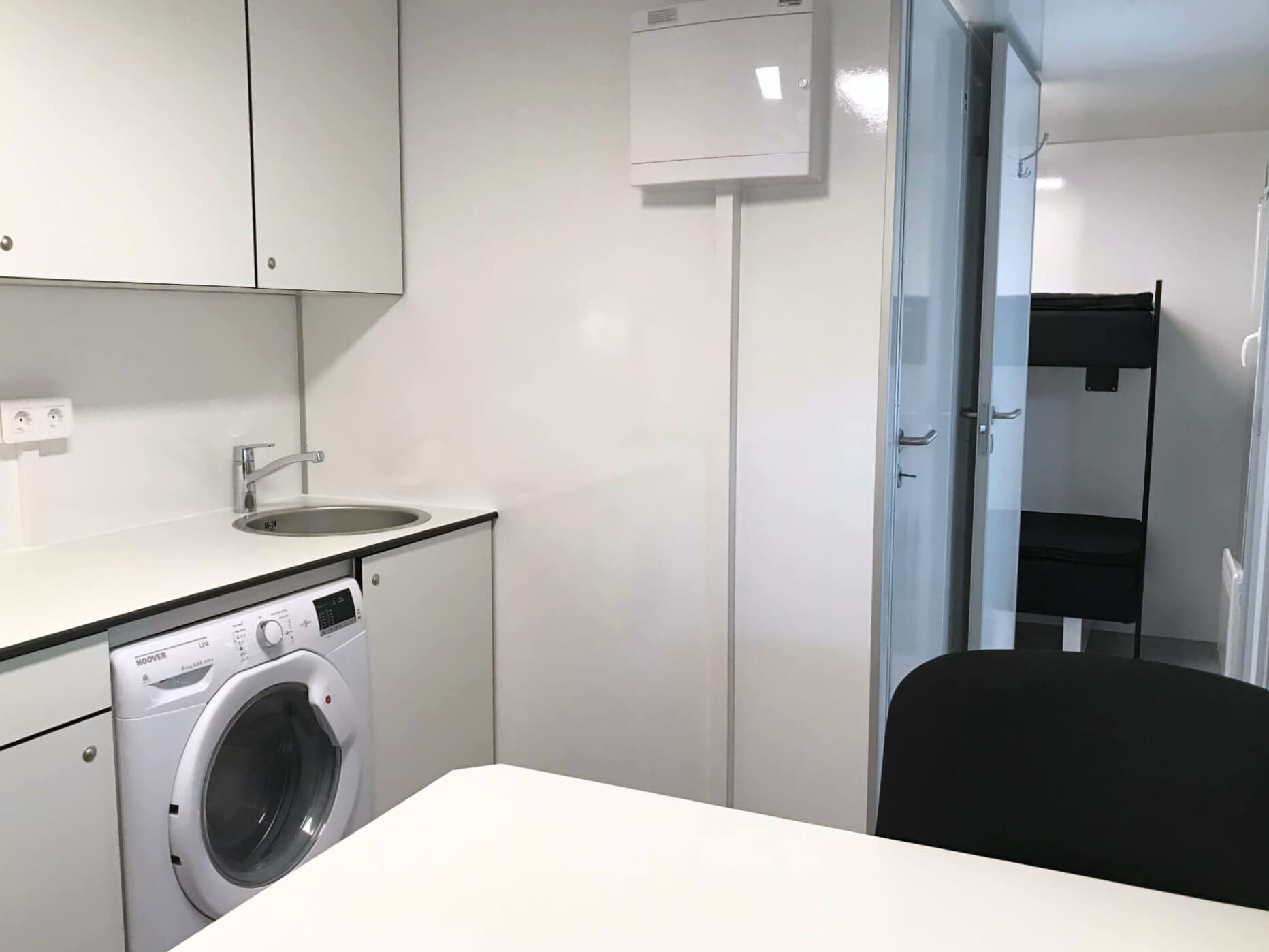 TYPE 733: Slaapwagen - bed 2 tot 4 personen - 2 slaapkamers met schuifdeur - keuken - 1 douche - 1 toilet5