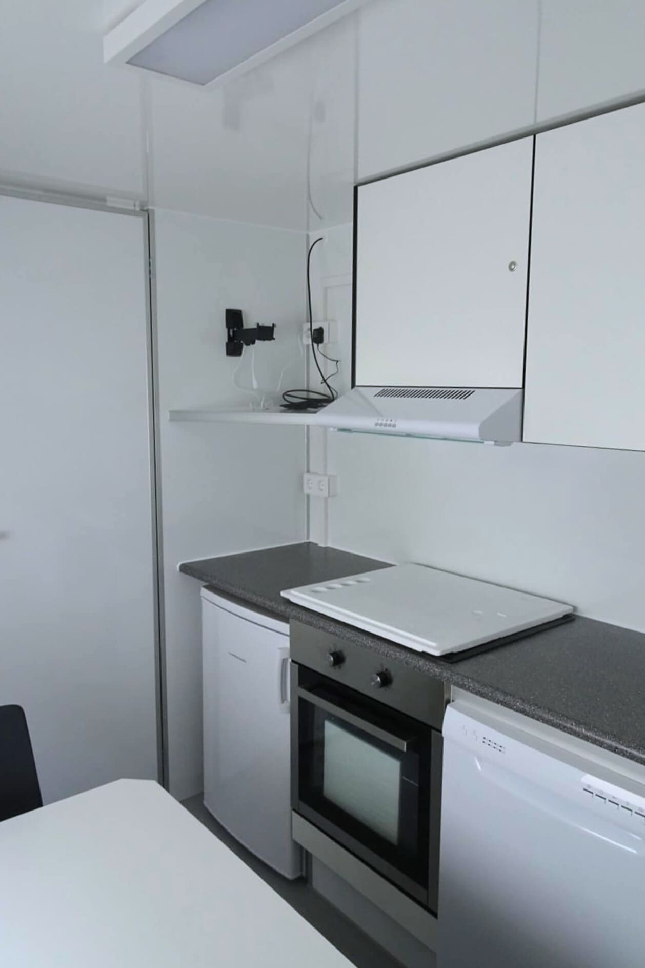 TYPE 733: Slaapwagen - bed 2 tot 4 personen - 2 slaapkamers met schuifdeur - keuken - 1 douche - 1 toilet6