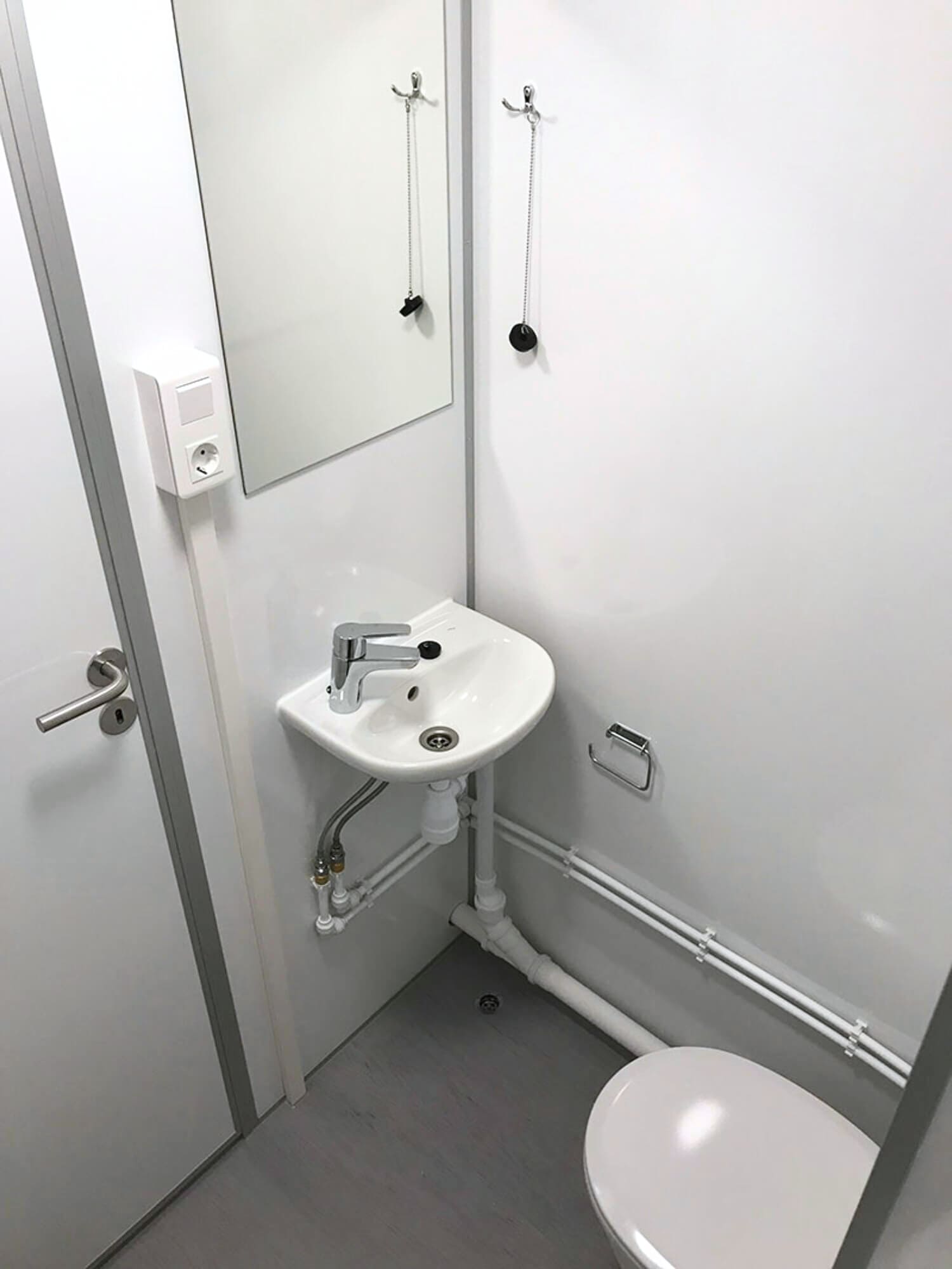 TYPE 733: Slaapwagen - bed 3 personen - 2 slaapkamers met schuifdeur - keuken - 1 douche - 1 toilet2