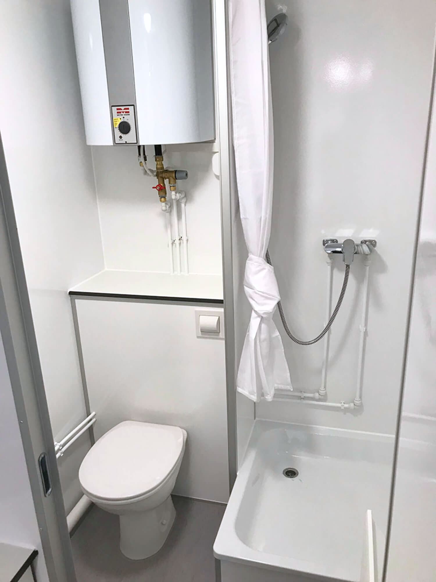 TYPE 733: Slaapwagen - bed 3 personen - 2 slaapkamers met schuifdeur - keuken - 1 douche - 1 toilet3