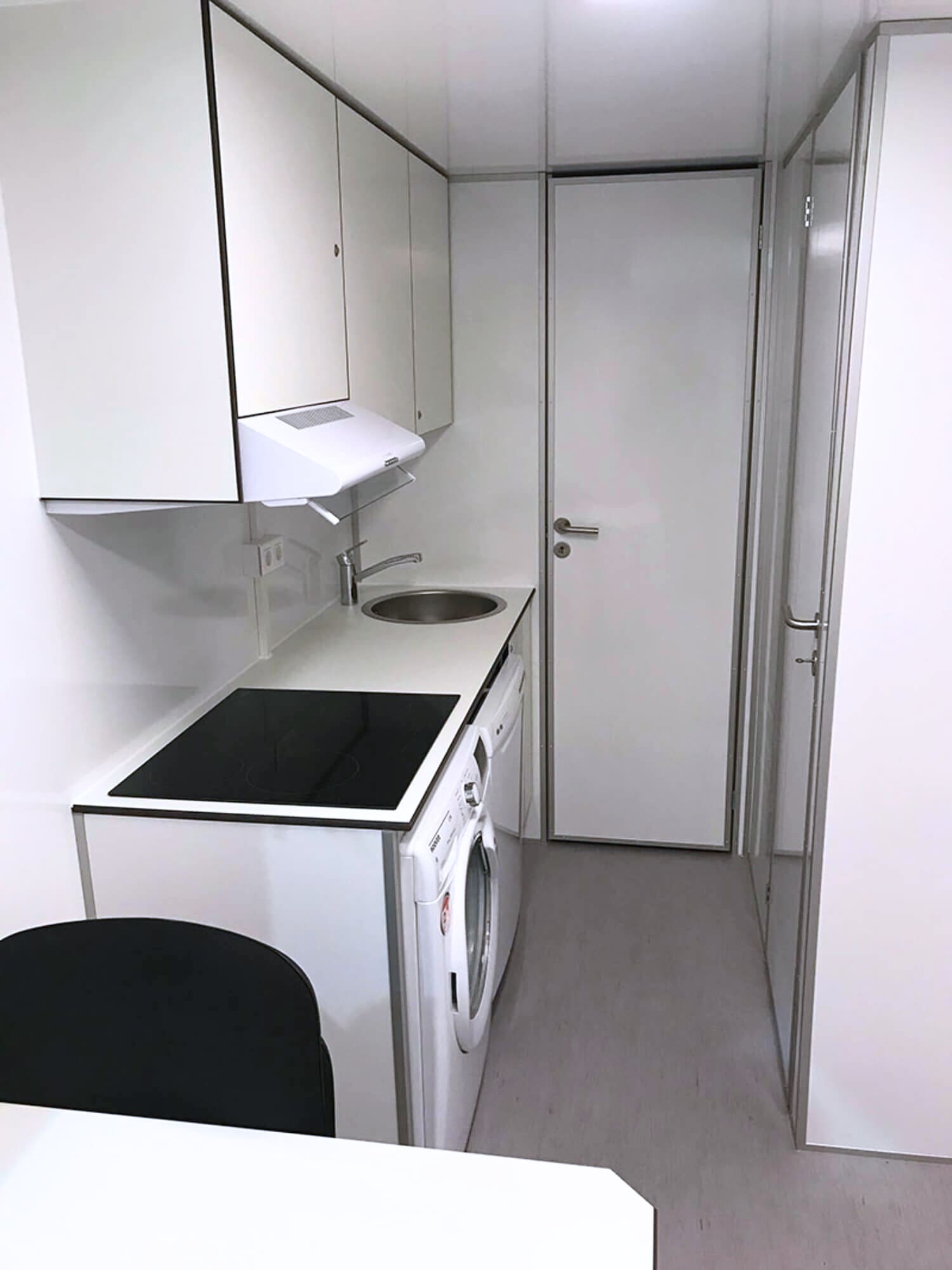 TYPE 733: Slaapwagen - bed 3 personen - 2 slaapkamers met schuifdeur - keuken - 1 douche - 1 toilet7