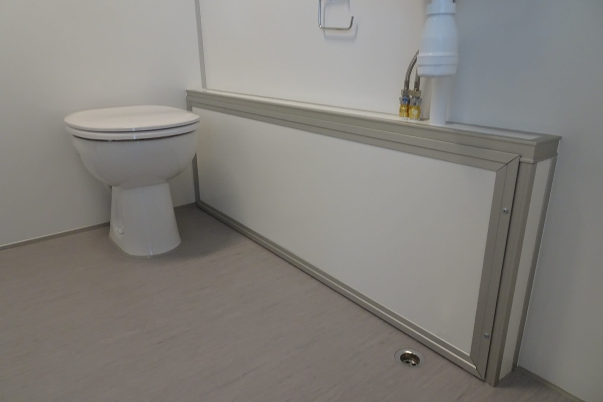 TYPE 918: Toilet - Douchewagen - 5 douches - vermaalpomp -110 riolering1