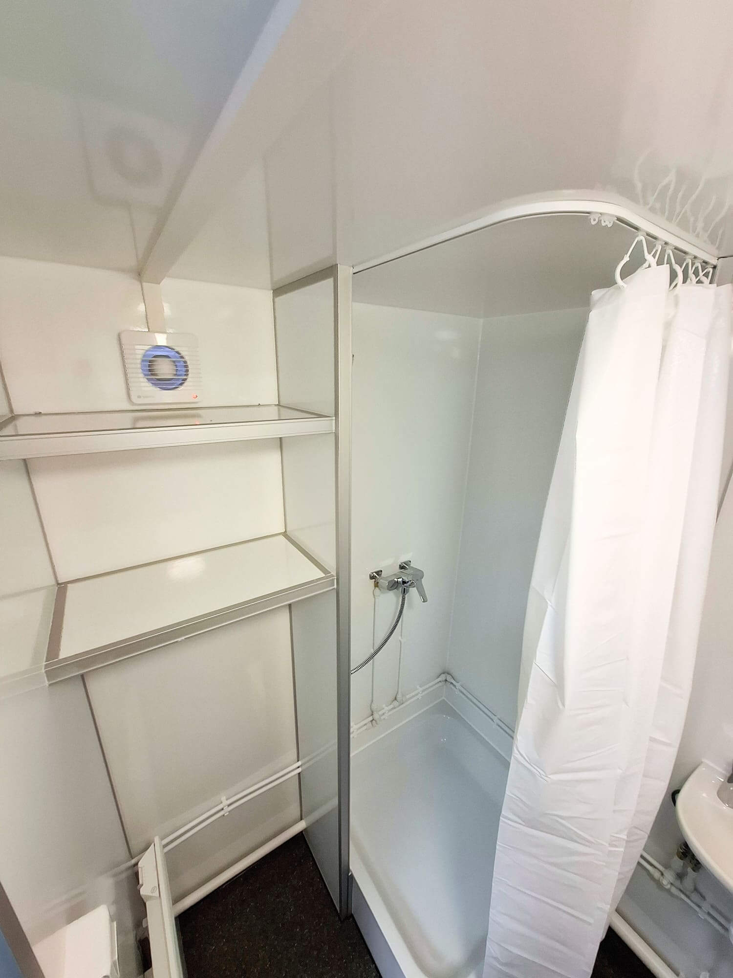 TYPE 928: Crewtrailer - 8 personen - kleedkamer - 1 douche - 1 toilet - maalpomp10