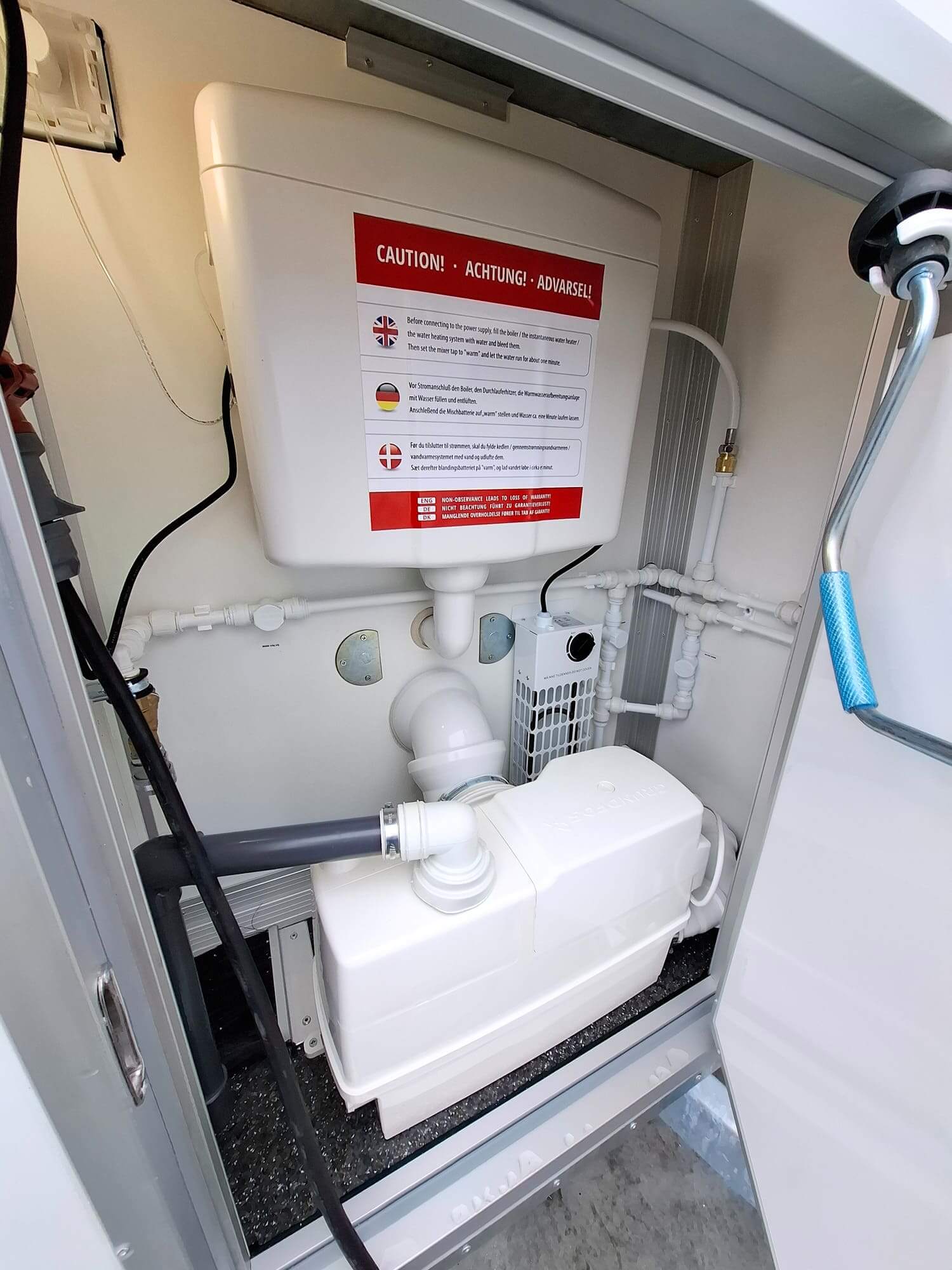 TYPE 928: Crewtrailer - 8 personen - kleedkamer - 1 douche - 1 toilet - maalpomp3