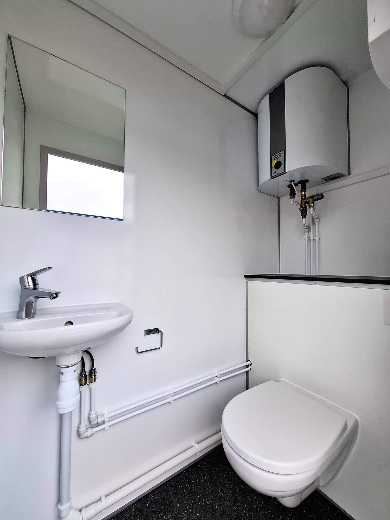 TYPE 928: Crewtrailer - 8 personen - kleedkamer - 1 douche - 1 toilet - maalpomp4