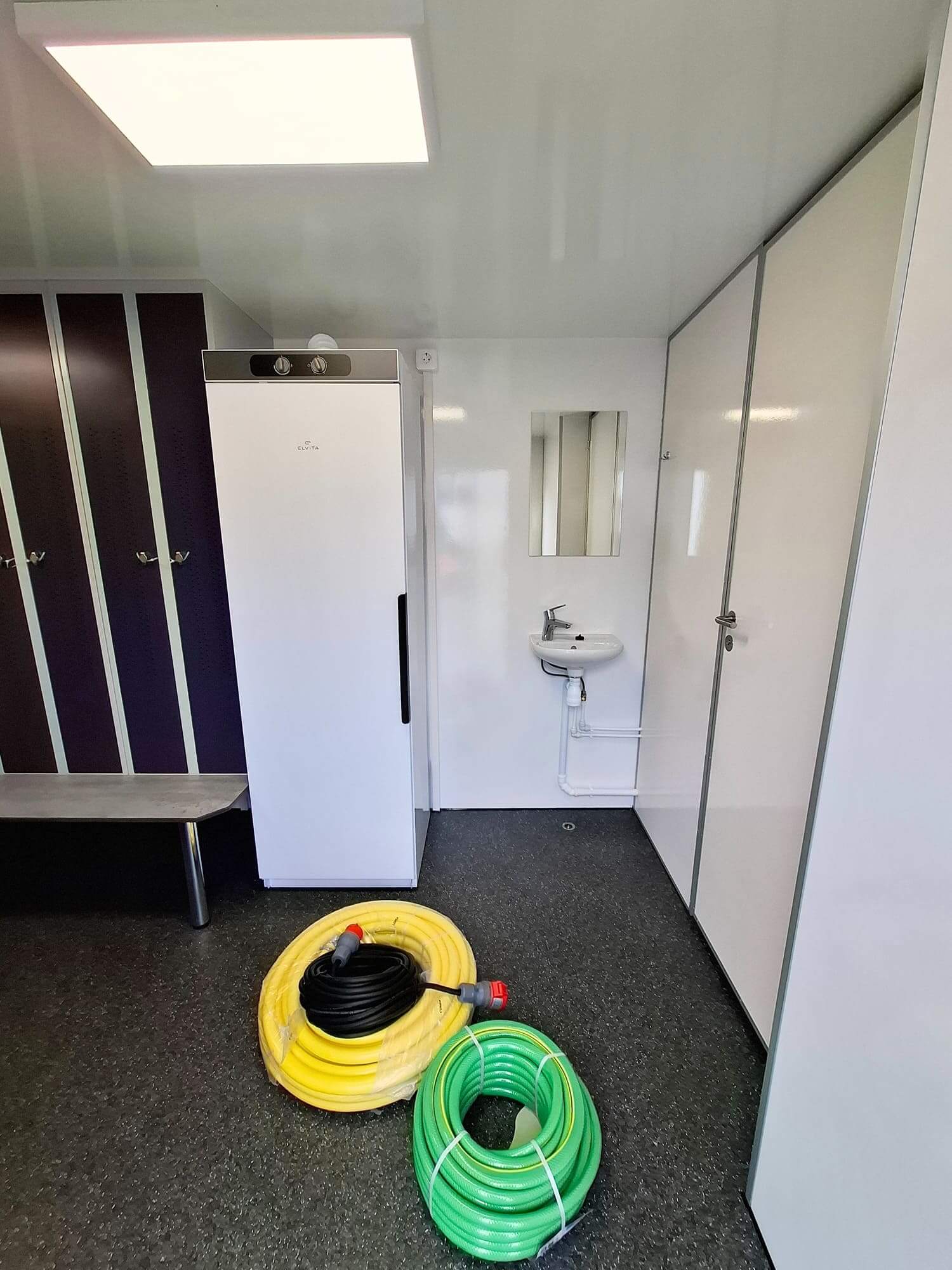 TYPE 928: Crewtrailer - 8 personen - kleedkamer - 1 douche - 1 toilet - maalpomp5