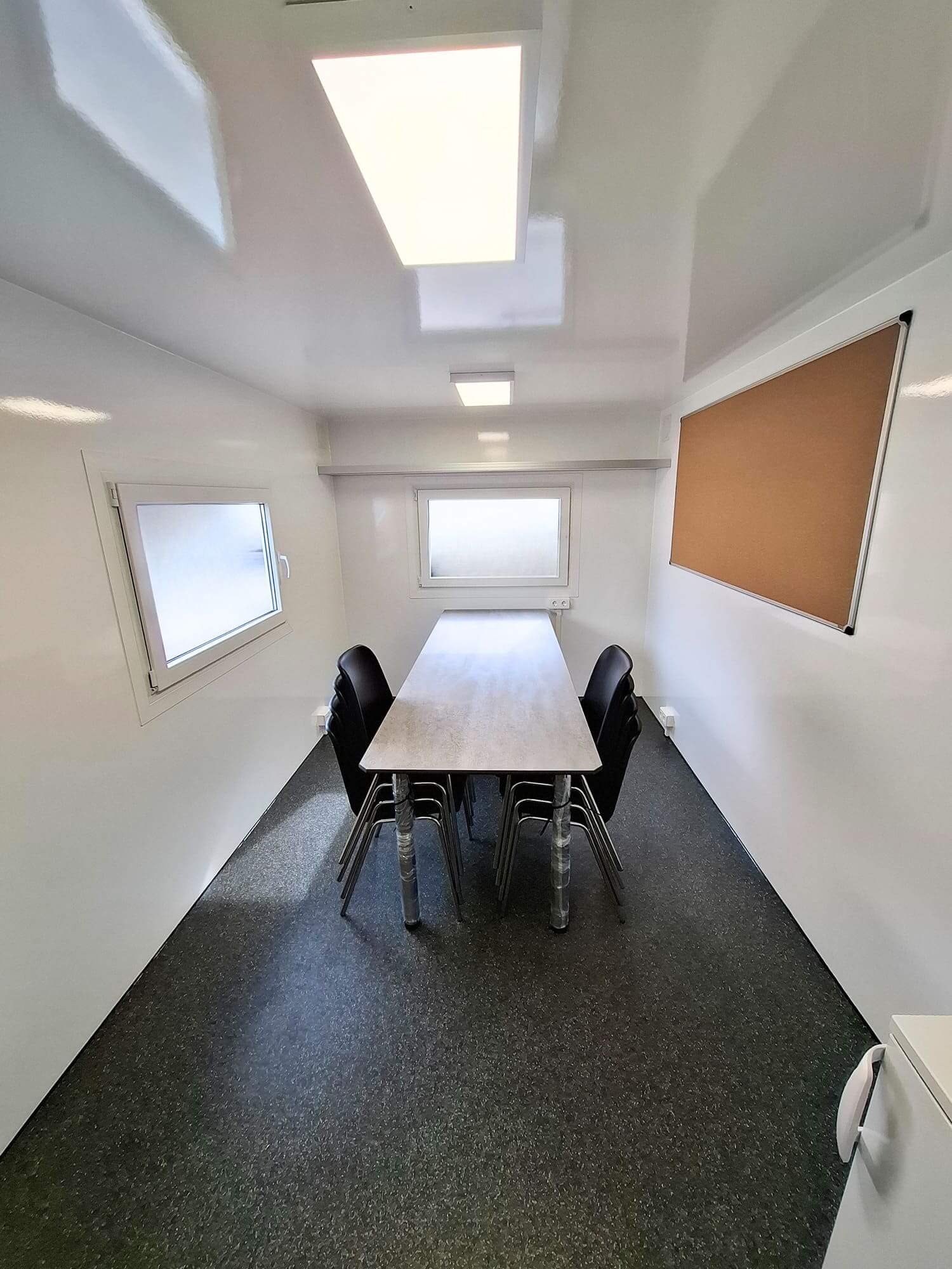 TYPE 928: Crewtrailer - 8 personen - kleedkamer - 1 douche - 1 toilet - maalpomp7