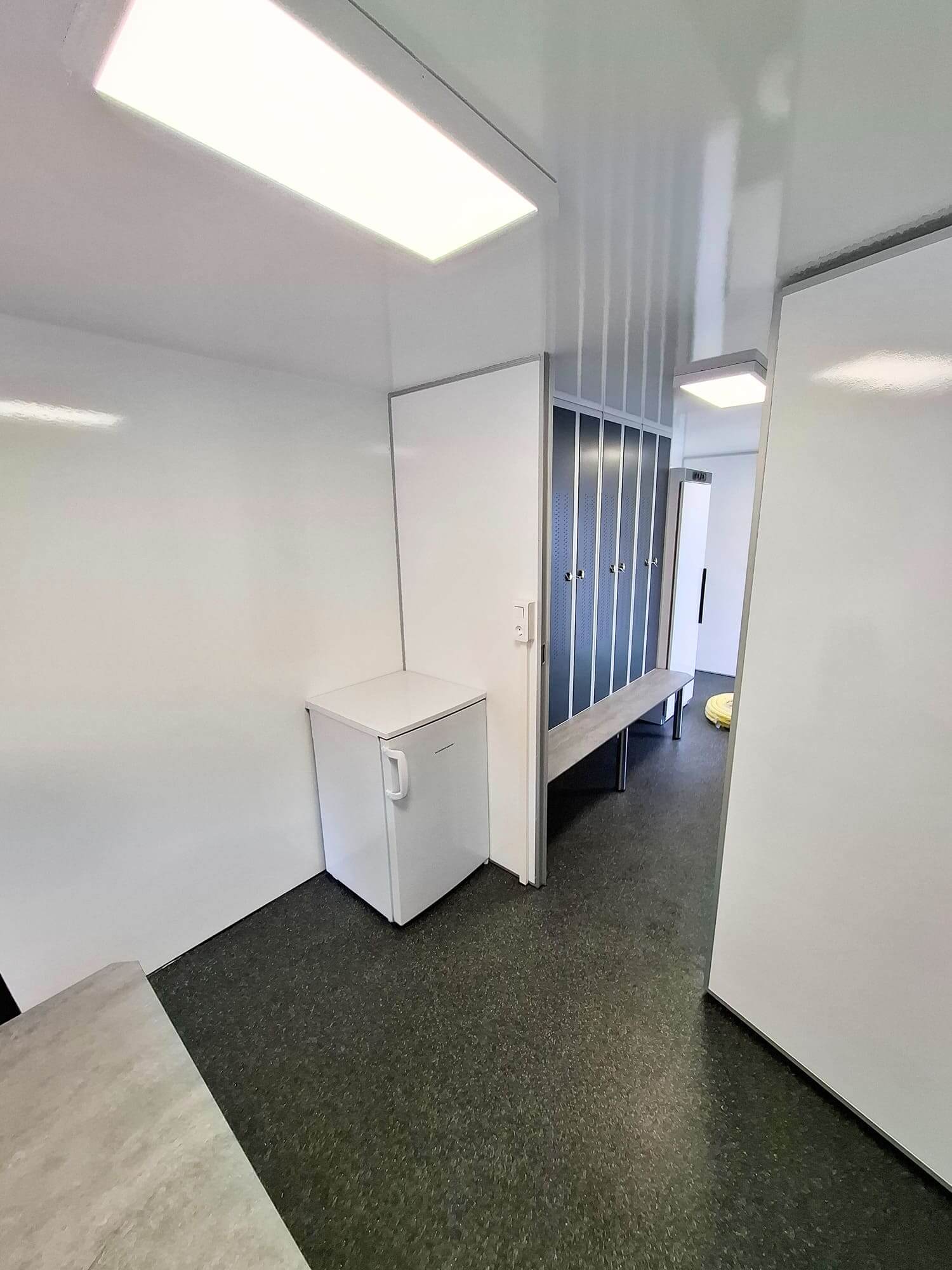 TYPE 928: Crewtrailer - 8 personen - kleedkamer - 1 douche - 1 toilet - maalpomp8