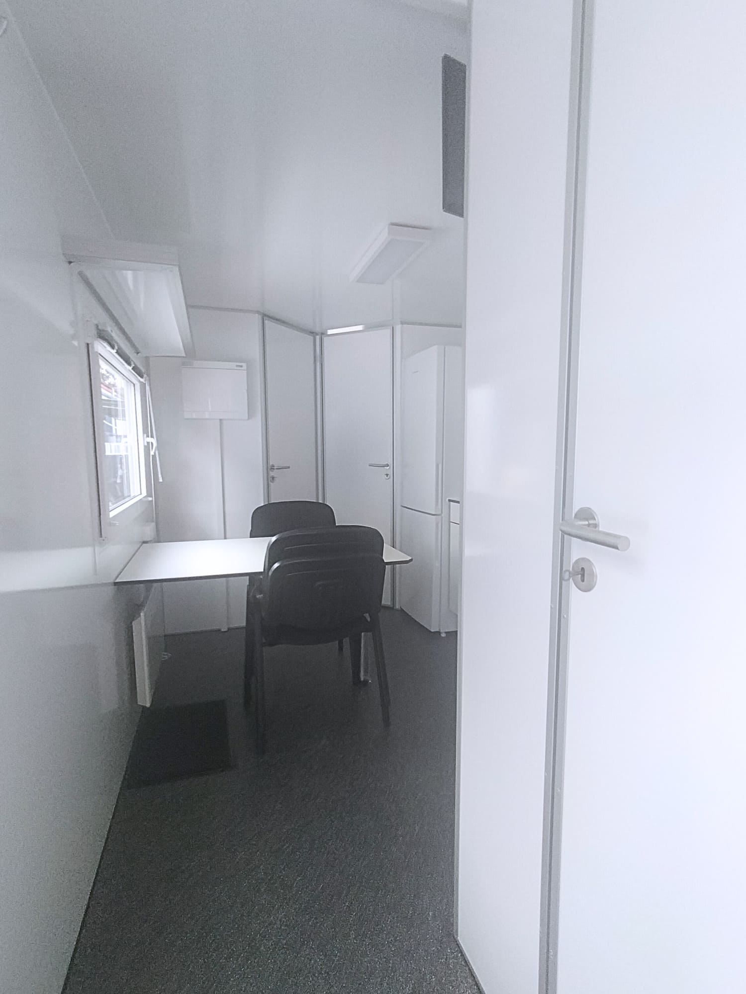 TYPE 933 XL4: Slaapwagen - 4 personen - keuken - douche - toilet10