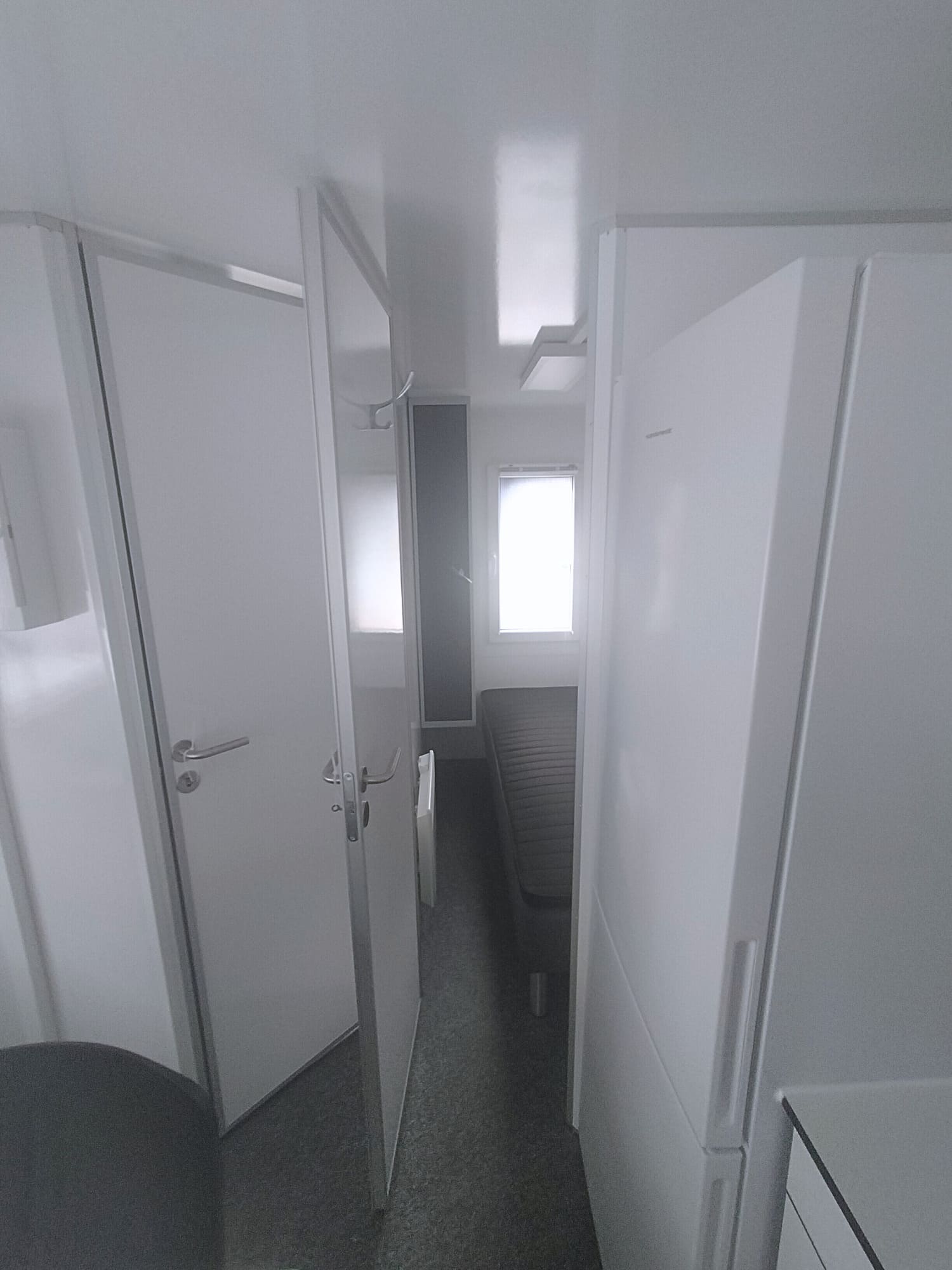 TYPE 933 XL4: Slaapwagen - 4 personen - keuken - douche - toilet12